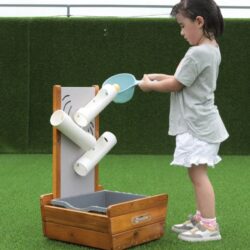Questa struttura è stata progettata per offrire ai bambini dai 3 anni in su un’esperienza coinvolgente, che unisce gioco e apprendimento.