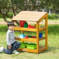 Ideale per contenere giochi da esterno, materiali per la sabbiera e altri strumenti indispensabili per il gioco all’aperto.