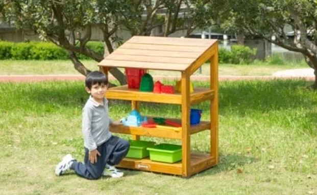 Ideale per contenere giochi da esterno, materiali per la sabbiera e altri strumenti indispensabili per il gioco all’aperto.