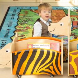 Dotata di due ampi scomparti, è perfetta per organizzare libri illustrati, fiabe, piccoli giochi e oggetti personali.