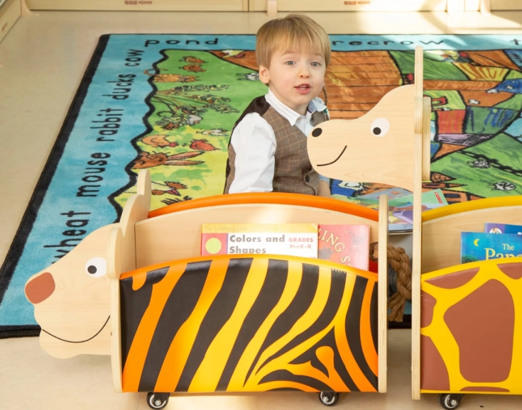 Dotata di due ampi scomparti, è perfetta per organizzare libri illustrati, fiabe, piccoli giochi e oggetti personali.