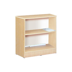 La libreria bassa ufficio dal design semplice e funzionale, ideale per arredare con stile e praticità qualsiasi ambiente della casa o dell’ufficio.