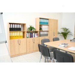 Libreria con mobile integrato, progettata per unire funzionalità e stile in un unico elemento d’arredo.