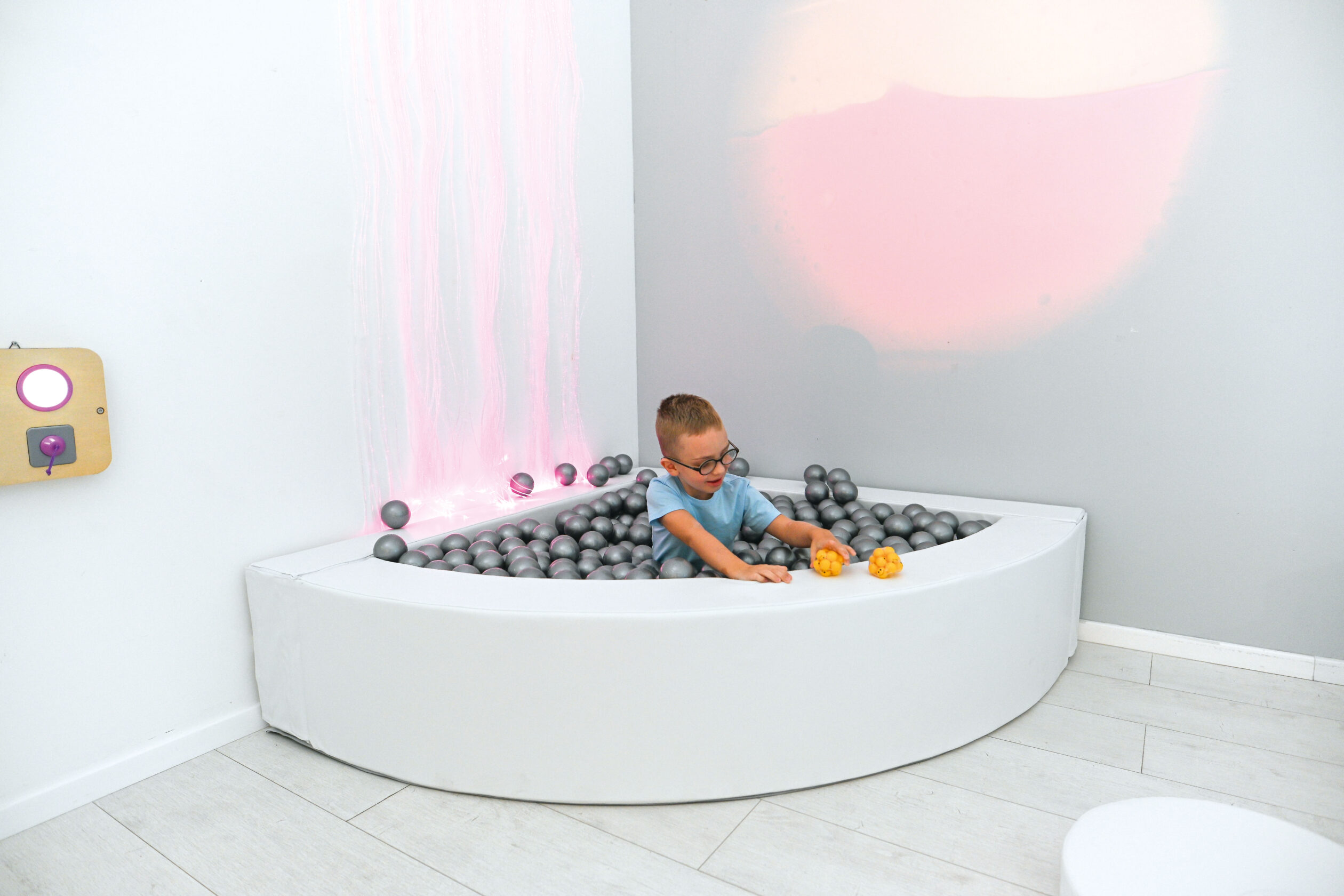 arredo-per-asili-Piscina-angolare-bianca-foto emotiva-MJ855406