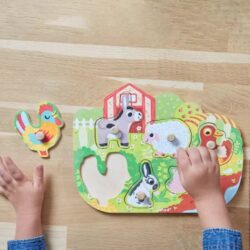 Attraverso il gioco, i bambini imparano a riconoscere animali e oggetti della fattoria, stimola il linguaggio, la memoria visiva e l'immaginazione.