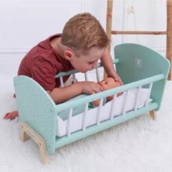 Con un design essenziale e moderno, caratterizzato da linee morbide e colori neutri, questa culla in legno si integra armoniosamente in ogni cameretta o spazio gioco.