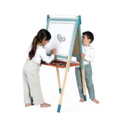 La lavagna magnetica è una soluzione versatile e funzionale pensata per accompagnare ogni fase della crescita e dell'apprendimento.