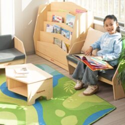 La Poltroncina con cuscino — Il rifugio perfetto per letture e giochi è realizzata in conglomerato ligneo nobilitato di pioppo e legno di gomma e con un elegante rivestimento melaminico effetto acero.