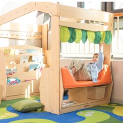 Questa libreria è l’alleata perfetta per organizzare e mostrare i libri preferiti dei bambini in modo sicuro e invitante, incoraggiandoli a esplorare storie e mondi sempre nuovi.