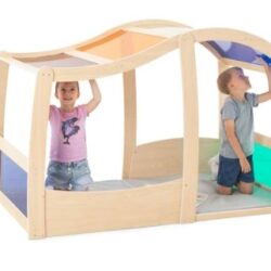 I vetri in policarbonato infrangibile garantiscono massima sicurezza e visibilità, permettendo agli adulti di tenere sempre sotto controllo l’attività dei bambini.