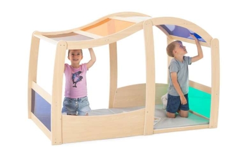 I vetri in policarbonato infrangibile garantiscono massima sicurezza e visibilità, permettendo agli adulti di tenere sempre sotto controllo l’attività dei bambini.