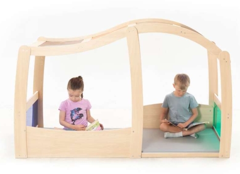 I vetri in policarbonato infrangibile garantiscono massima sicurezza e visibilità, permettendo agli adulti di tenere sempre sotto controllo l’attività dei bambini.