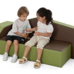 Perfetto per sale ricreative, aree relax, angoli lettura o spazi di attesa, questo divano unisce comfort, resistenza e un design pensato per il benessere quotidiano di bambini e ragazzi.