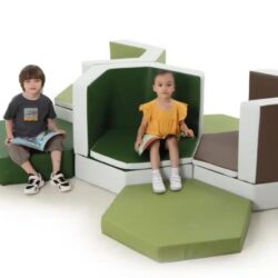 Grazie alla sua forma esagonale, si integra perfettamente con altri moduli della linea Skog e offre infinite possibilità di combinazione per creare zone di lettura, relax o gioco.