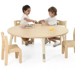 Ogni tavolo è realizzato con materiali di alta qualità e presenta forme prive di angoli vivi o spigoli, per offrire la massima protezione durante le attività quotidiane di gioco, apprendimento o socializzazione.