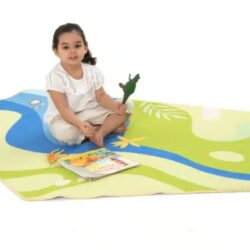 Ideale per asili, ludoteche, biblioteche o angoli lettura, questo tappeto diventa un punto di riferimento per giochi, racconti e momenti di relax.