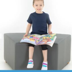 Ideale per scuole, asili, ludoteche o camerette, questo pouf invita i bambini a sedersi, leggere, riposarsi o lasciarsi ispirare dalla fantasia.