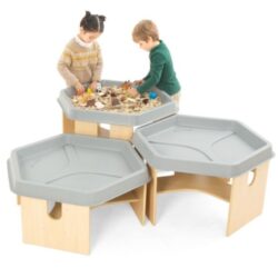 Questo set, composto da tre tavoli di altezze diverse (39 cm, 47 cm e 55 cm), si adatta in modo ottimale alle diverse fasce d’età e accompagna i bambini nella crescita e nel gioco quotidiano.