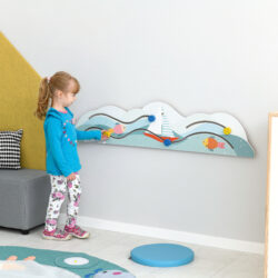 I bambini allenano la coordinazione occhio-mano poiché muovono le piastrelle lungo i binari.