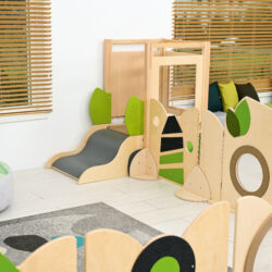 E' composto da una struttura in multistrato verniciato (spessore 18 mm), conglomerato ligneo nobilitato laminato e legno massello, materiali robusti e durevoli pensati per l’uso quotidiano in ambienti educativi o domestici.