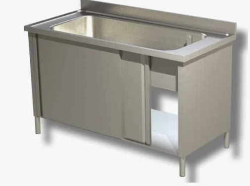 Ogni top è dotato di un’alzatina frontale da 100 mm, studiata per proteggere la parete e contenere eventuali fuoriuscite d’acqua.