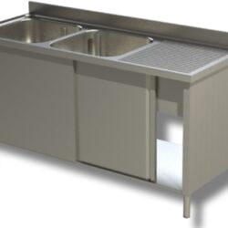Ogni top è dotato di un’alzatina frontale da 100 mm, studiata per proteggere la parete e contenere eventuali fuoriuscite d’acqua.
