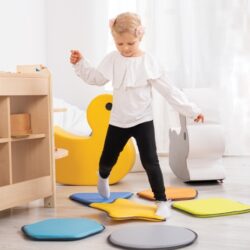 Le diverse geometrie incoraggiano l’esplorazione, il movimento e il riconoscimento delle forme e rendono questi tappetini perfetti per attività educative, percorsi motori, giochi di gruppo e momenti di apprendimento strutturato.