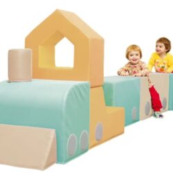 Il set è composto da otto elementi colorati in espanso, rivestiti in tessuto PVC privo di ftalati, resistente all’abrasione e facile da pulire.