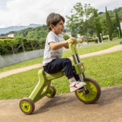 La struttura combina robusta plastica atossica e acciaio inox che assicurano lunga durata.