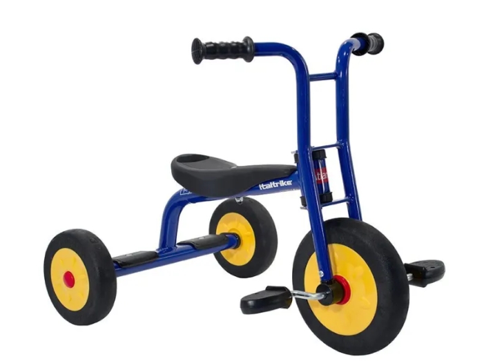 La ruota anteriore di dimensioni maggiori rispetto al modello senza pedali è studiata per facilitare il movimento rotatorio dei pedali, rendendo la pedalata più fluida e immediata.