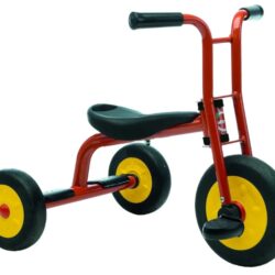 La ruota anteriore di dimensioni maggiori rispetto al modello senza pedali è studiata per facilitare il movimento rotatorio dei pedali, rendendo la pedalata più fluida e immediata.