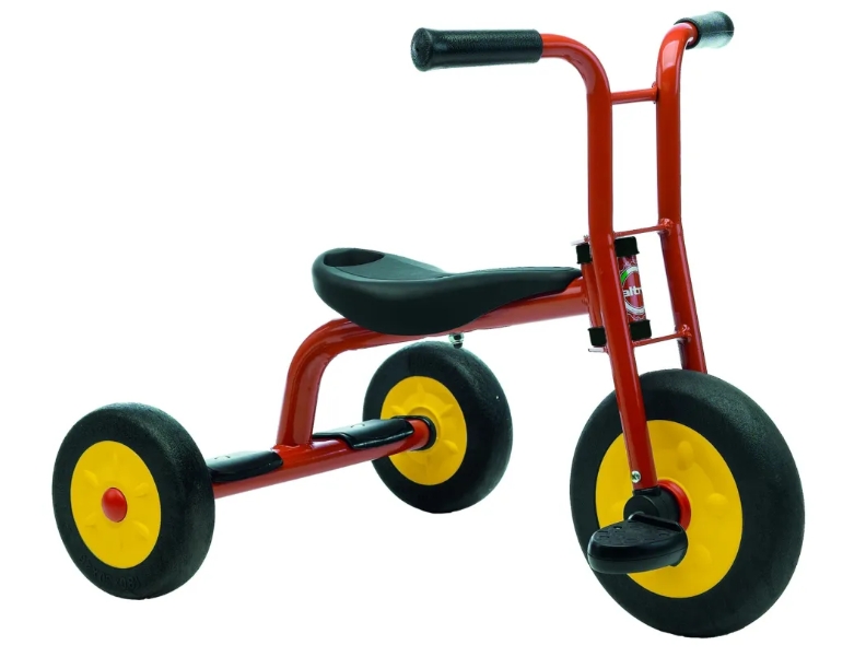 La ruota anteriore di dimensioni maggiori rispetto al modello senza pedali è studiata per facilitare il movimento rotatorio dei pedali, rendendo la pedalata più fluida e immediata.