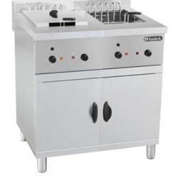 Il termostato di lavoro regolabile da 50 a 180 °C consente un controllo preciso della temperatura, adattandosi a diverse tipologie di preparazioni.